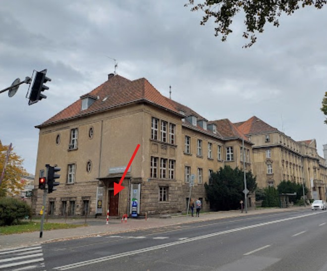 Wejście do Domu Kultury Kolejarza